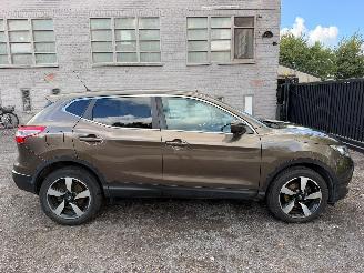 Vaurioauto  passenger cars Nissan Qashqai 1.2 I 2015/10