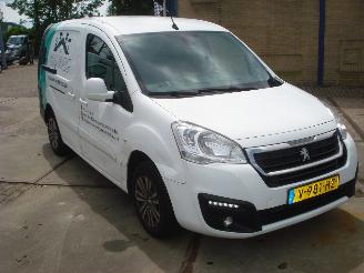 krockskadad bil bedrijf Peugeot Partner AUTOMAAT LONG 3 ZITTER EURO 6 2017/9