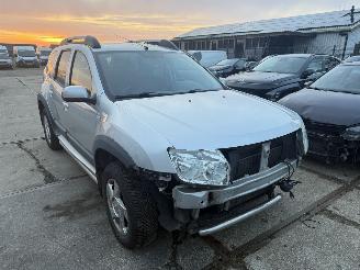 Schadeauto Dacia Duster 1.6 Lauréate 2wd 2011/10