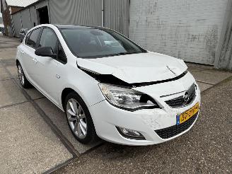 Schadeauto Opel Astra 1.4 Turbo Sport 2013/1