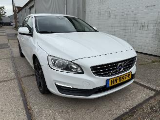 Schadeauto Volvo V-60 2.0 D2 R-Design Automaat 2015/11