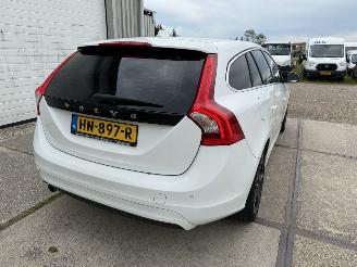 Vaurioauto  passenger cars Volvo V-60 2.0 D2 R-Design Automaat 2015/11