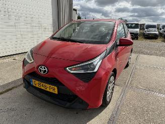 krockskadad bil auto Toyota Aygo 1.0 VVT-i X-Play Multimedia Camera 2019/11