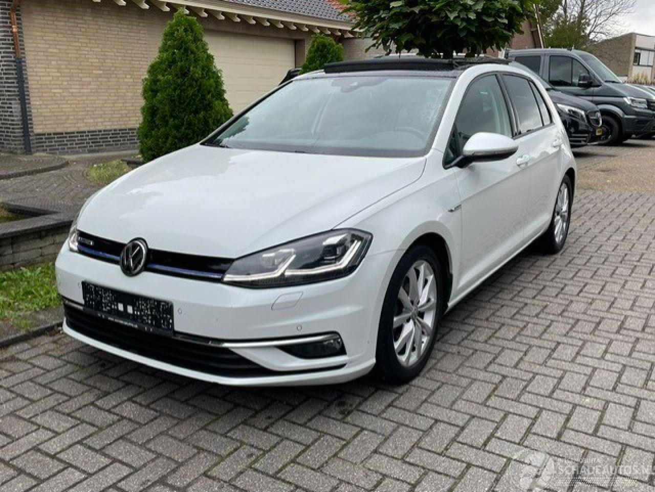 Volkswagen Golf 1.5 TSI DSG PANO CAMERA NAVI