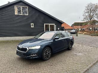 Coche accidentado Skoda Octavia TSI AUTOMAAT HYBRIDE NAVI CLIMA VIRT DASH CAMERA TREKHAAK LED B.J 12-2024 2024/12