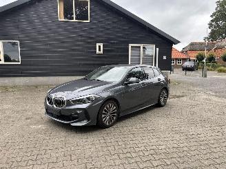 krockskadad bil auto BMW 1-serie 118 M SPORT 6 BAK NAVI CLIMA CAMERA PDC LED B.J 2020 2020/2