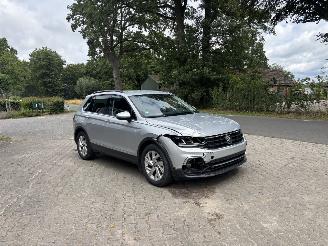 krockskadad bil auto Volkswagen Tiguan 1.5 AUTOMAAT 150 PK NAVI CLIMA CAMERA VIR DASHBOARD LED TREKHAAK B.J 2024 2024/1