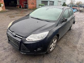 krockskadad bil auto Ford Focus TREND 2011/6