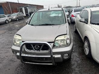 damaged passenger cars Nissan X-Trail  2003/9