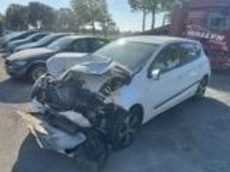 damaged passenger cars Nissan Pulsar  2017/5