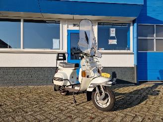 krockskadad bil bromfiets Vespa  VESPA OLDTIMER PK 50 1985/1