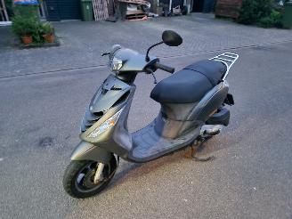 Vaurioauto  scooters Piaggio  ZIP 4T 2V CARBURATEUR MOD 2012/6