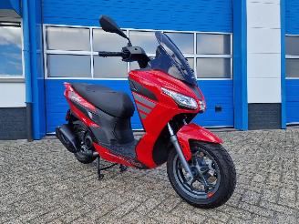 krockskadad bil bromfiets Aprilia  SXR 50 2025/6