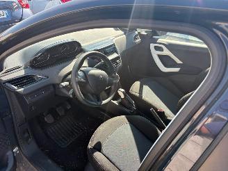 Peugeot 208  picture 4