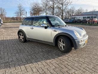 Auto incidentate Mini One 1.6 16V One Hatchback  Benzine 1.598cc 66kW (90pk) FWD 2004/2