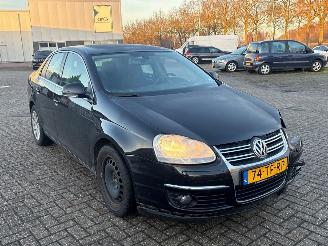 krockskadad bil auto Volkswagen Jetta 1.6 FSI 16V Sedan 4Dr Benzine 1.598cc 85kW (116pk) FWD 2005-09/2008-06 (1K2) BLF; EURO4 2006/8