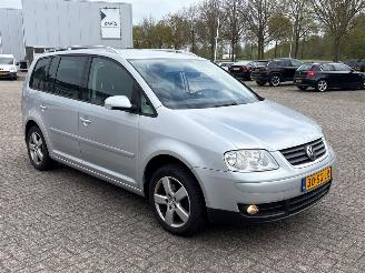 Vaurioauto  passenger cars Volkswagen Touran 2.0 FSI 16V MPV  Benzine 1.984cc 110kW (150pk) FWD 2004-05/2005-11 (1T1) BLX 2006/5
