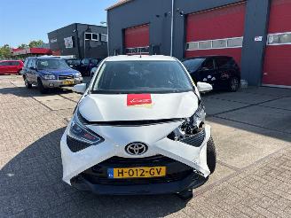 damaged passenger cars Toyota Aygo 1.0 12V VVT-i Hatchback  Benzine 998cc 53kW (72pk) FWD 2018-03 (KGB40) 1KRFE 2020/2