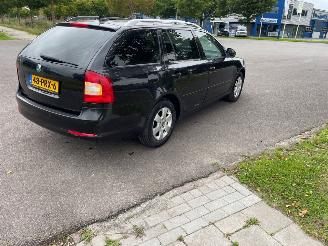 uszkodzony samochody osobowe Skoda Octavia 1.2 TSI Combi/o 4Dr Benzine 1.197cc 77kW (105pk) FWD 2010-02/2013-04 (1Z5) CBZB 2011/3
