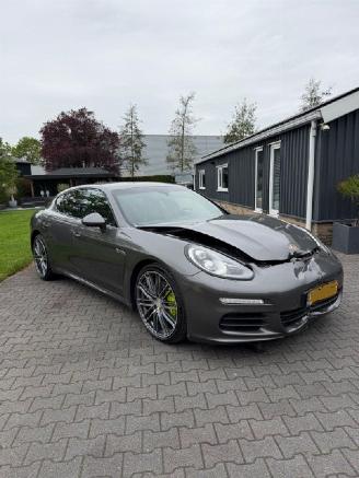 Vaurioauto  passenger cars Porsche Panamera 3.0 S E-Hybrid 2014/1