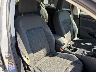 Volkswagen Golf BENZINE UNITED picture 16
