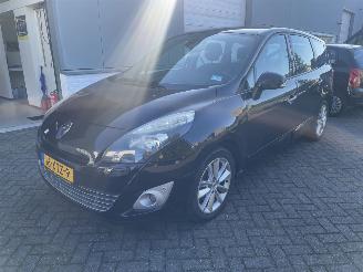 Vaurioauto  passenger cars Renault Grand-scenic 2.0 Dynamique 7p. 140PK!!! AUTOMAAT!!! 2010/2