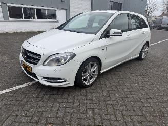 krockskadad bil auto Mercedes B-klasse 180 Ambition 2012/7