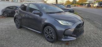 Schadeauto Toyota Yaris 1.5 benzin * Navigatie*LED*Aluminium velgen*Camera*trekhaak*KeylessGo* 2023/10