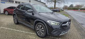 Voiture accidenté Mercedes GLA 180 Benzine *Automaat*LED*Airconditioning*DAB*Comfortstoelen*Camera*Parkeer pakket* 2022/1
