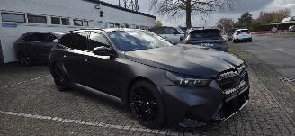Schadeauto BMW M5 Touring M Drive Professionel*PlugIn*Panoramadak*Ambiente*HeadUp*Carbon*Compound Remsysteem rood*360*Parkeer +*Shadowline*Memory*Bower&Wilkins Sound* 2025/6