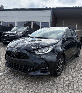 Vaurioauto  passenger cars Toyota Yaris 1.5L VVTi 130 Hybride * LED*HeadUp*Trekhaak*Navigatie*Keyless* 2024/2