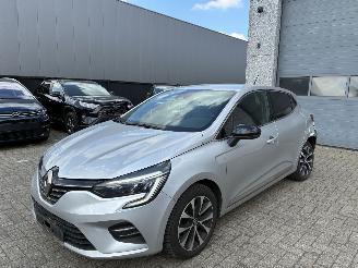 Damaged car Renault Clio RENAULT CLIO 1.5D 2020 2020/12