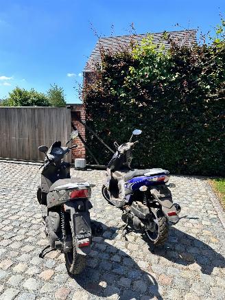 Sym  2 X SCOOTER 125 GEEN SLEUTEL GEEN DOCUMENT picture 2
