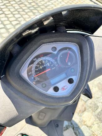 Sym  2 X SCOOTER 125 GEEN SLEUTEL GEEN DOCUMENT picture 4