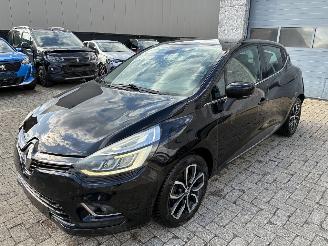 damaged passenger cars Renault Clio RENAULT CLIO 1.5D 2017 2017/2