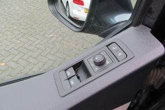 Volkswagen Transporter 2.0 TDI DSG L2H1 DC Highline picture 16