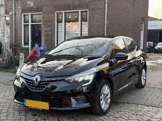 Damaged car Renault Clio 1.6 E-Tech Hybrid 140 Intens AUTOMAAT 2021/1
