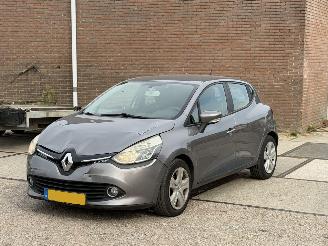 Vaurioauto  passenger cars Renault Clio 1.5 Dci eco 2013/1