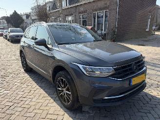 krockskadad bil auto Volkswagen Tiguan 1.5 TSI Life Business AUTOMAAT 2021/1