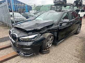 Vaurioauto  passenger cars BMW 1-serie 1.5 116D 2021/1