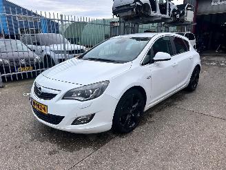 Schadeauto Opel Astra 1.4 TURBO SPORT 2011/2