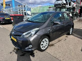 uszkodzony samochody osobowe Toyota Yaris 1.5 FULL HYBRIDE 2014/4