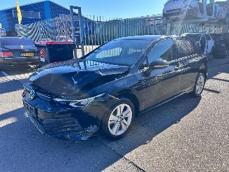 uszkodzony samochody osobowe Volkswagen Golf 1.5 e-TSI / DSG / 2021/12