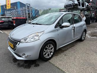 krockskadad bil auto Peugeot 208 1.2 VTI ACTIVE 2014/3