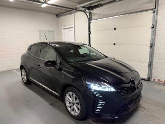 Vaurioauto  passenger cars Renault Clio  2025/7