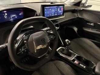 Peugeot 208  picture 8