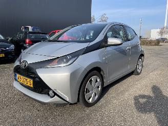 krockskadad bil auto Toyota Aygo 5drs xplay 2017/10