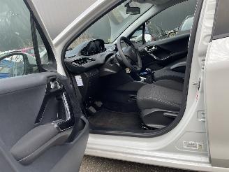 Peugeot 208 1.2 60kw picture 10