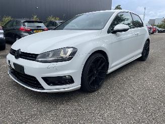 damaged passenger cars Volkswagen Golf 2.0 tdi 110kw Aut. R-Line 2016/5