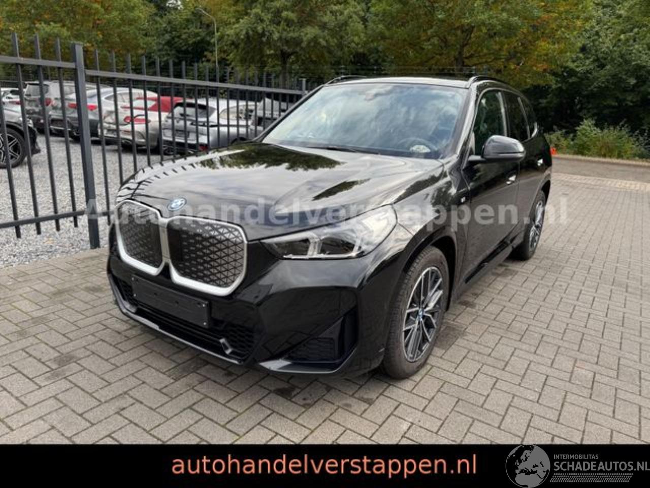 BMW iX1 20 eDrive M Sportpaket Leder LED Navi+
